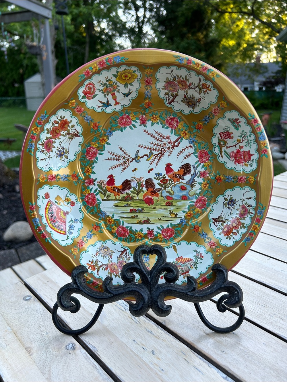 vintage Daher Decorated Ware tin bowl w/ Rooster Motif in Gold and White